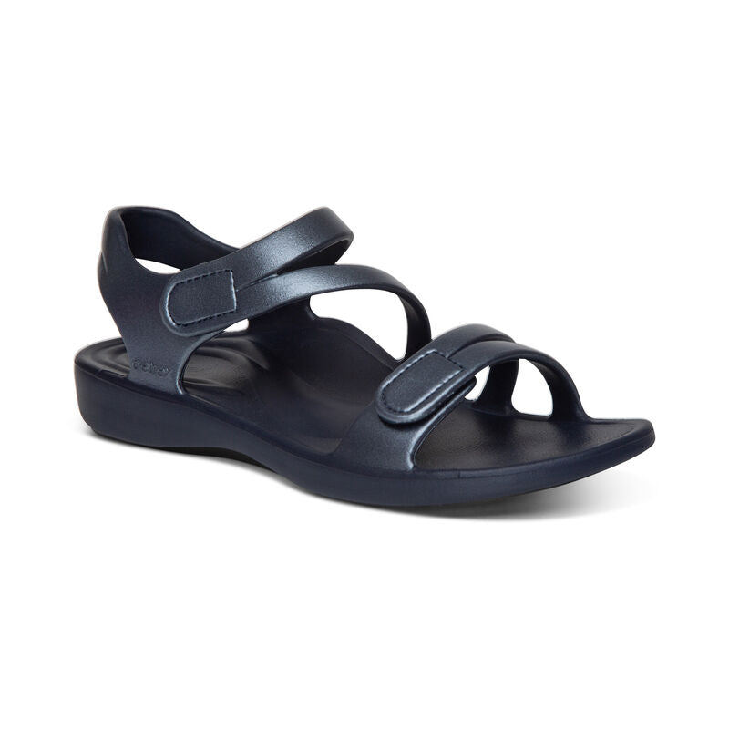 Sandalia Jillian Sport de Aetrex con tecnología SkyCloud, con diseño cómodo y cierre ajustable, en color negro.
